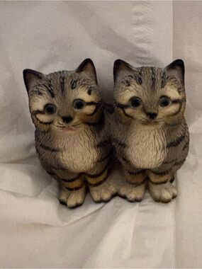 Kitten Figurine Pair Decorative Home Accent Harvey Knox Kingdom collection